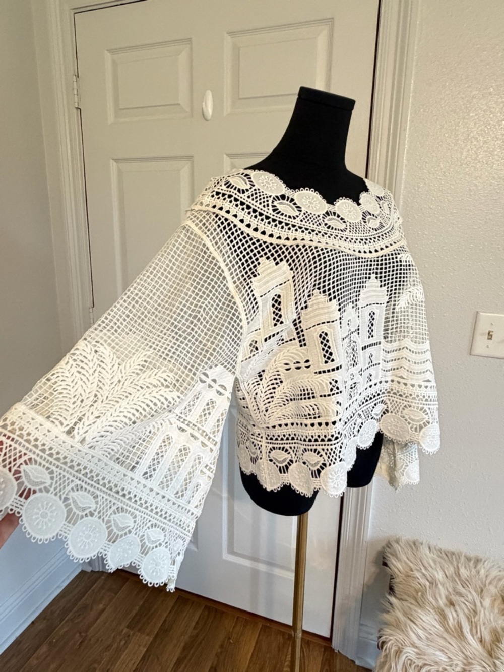 Farm Rio Lace Crochet Poncho Top White Boho Coastal Cover Up NWT Size L - Picture 2 of 9